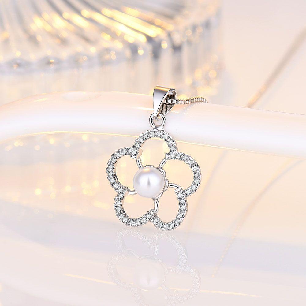 Flower pearl necklace